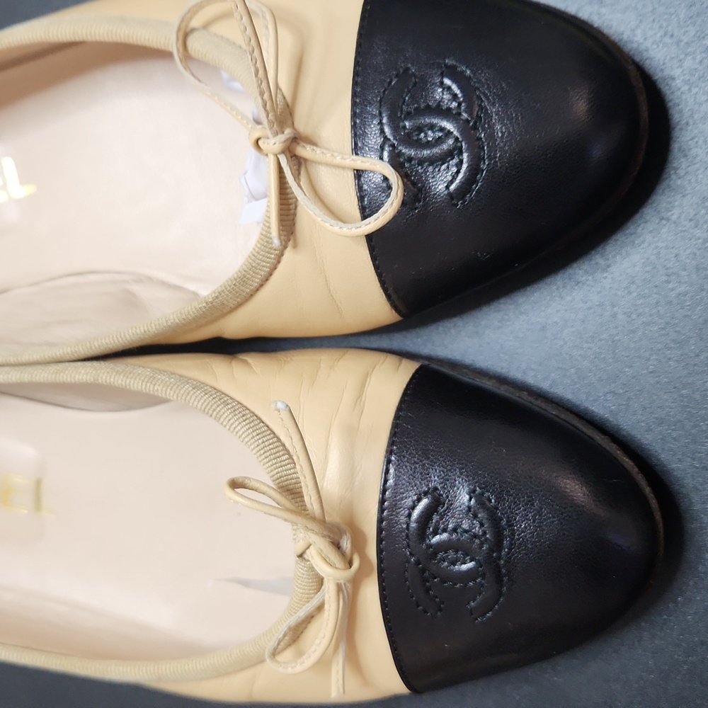 CHANEL Beige And Black Ballet Flats  Cap Toe With CC. Gorgeous 37.5 EU - Picture 7 of 15